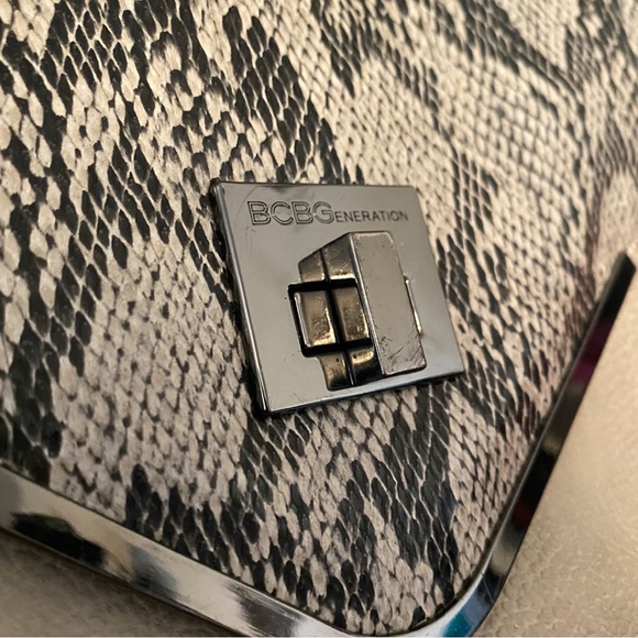BCBGeneration envelope bag/clutch 🦋4/$20🦋 - Picture 2 of 8